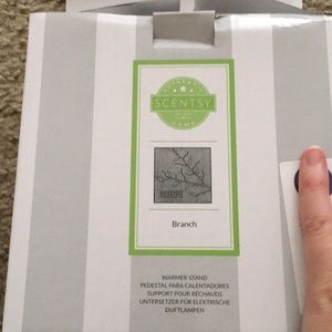 Scentsy cord concealing stand